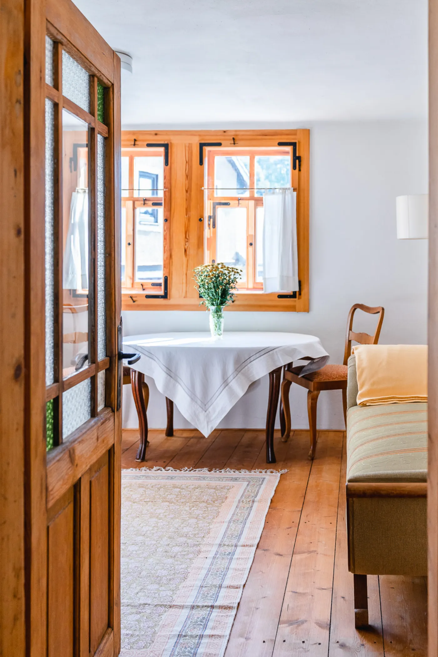 Gemütlicher Esstisch am Fenster mit Lavendel – Landhaus Fröbel, Bad Liebenstein